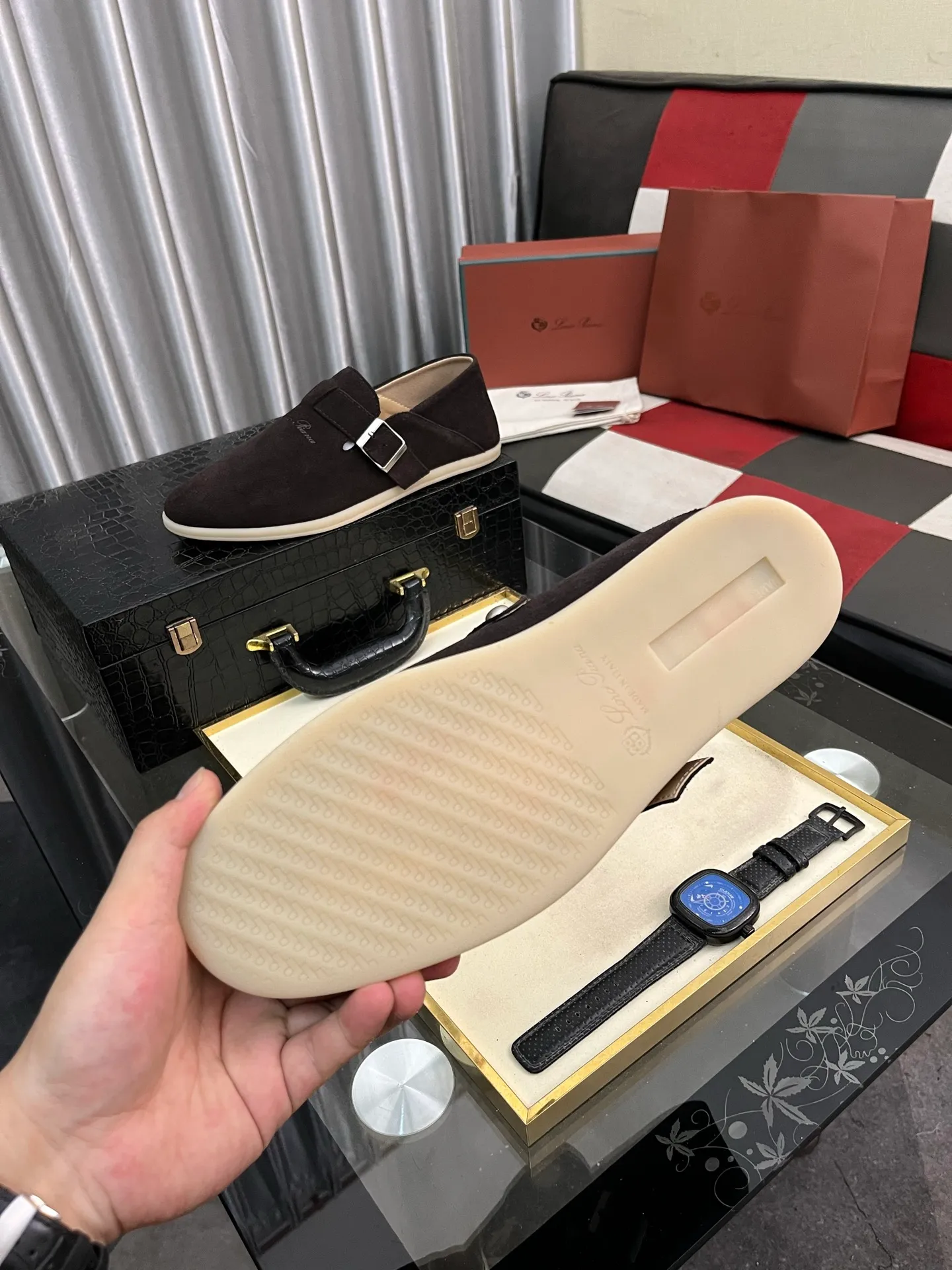 Men's men's shoes 💰458⌚️⌚️ Loro Piana's classic hot model lp top version of Pili casual shoes. It turns out that these are the casual shoes that are said to be able to walk 20,000 steps without getting tired. This pair has both good looks and feel. You will be completely lost as soon as you put it on. The minimalist design is eye-catching and durable, and it is a bonus for dressing. The soft feeling on the feet has outstanding texture, and it is very nice without abrasion on the feet. The soft and waxy soles make it easy to wear for daily use for a long time. Who can resist a pair of versatile and good-looking loafers? Don't be too elegant at all, the feel and texture of the feet are good, the key is to make the legs look longer and not tire the feet, the main thing is that it is just right!        Material: Original cowhide Lining: Original sheepskin Outsole: Original sole Size: 38-44